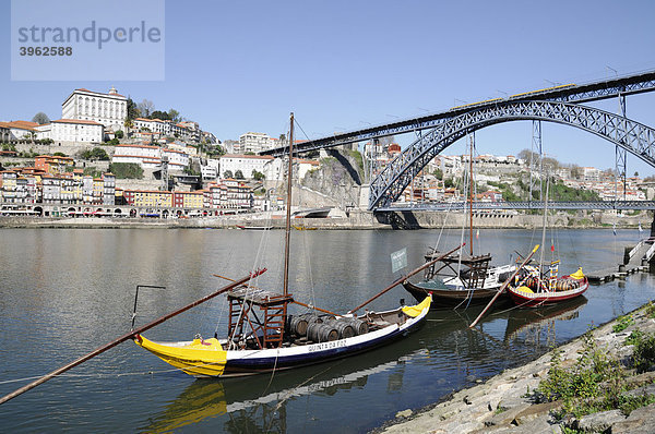 Portweinboote  Rio Douro  Vila Nova da Gaia  mit Brücke Ponte Dom LuÏs I.  Nordportugal  Portugal  Europa