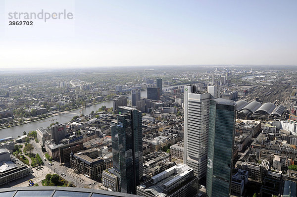 Skyline von Frankfurt  von der Maintower Aussichtsplattform  rechts hinten Bahnhof mit Gleisen  Bankenviertel  Frankfurt am Main  Hessen  Deutschland  Europa
