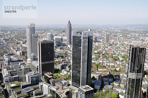 Skyline von Frankfurt  Rechts Deutsche Bank  hinten Messeturm  Deka Bank  von der Maintower Aussichtsplattform  Bankenviertel  Frankfurt am Main  Hessen  Deutschland  Europa