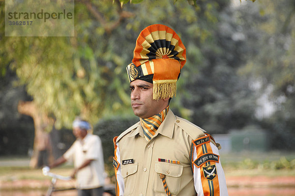 Indischer Soldat in Paradeuniform  Delhi  Rajasthan  Nordindien  Asien