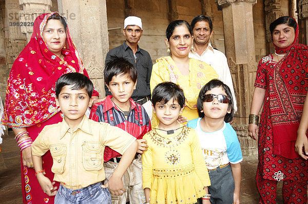 Familie zu Besuch in der Darga Sharif  Moschee in Ajmer  Rajasthan  Nordindien  Asien