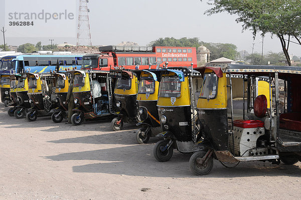 Indische Taxis  Jodhpur  Rajasthan  Nordindien  Asien