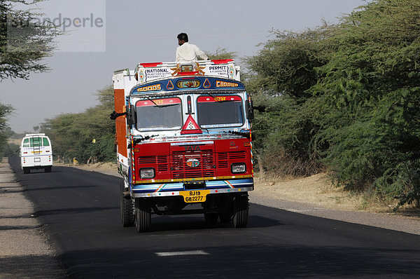 Reisebus auf dem Weg nach Jaisalmer  Rajasthan  Nordindien  Asien