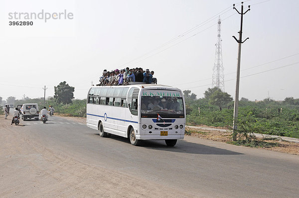 Reisebus auf dem Weg nach Jaisalmer  Rajasthan  Nordindien  Asien
