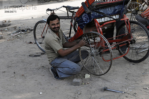 Inder repariert sein Fahrrad  Delhi  Rajasthan  Nordindien  Asien