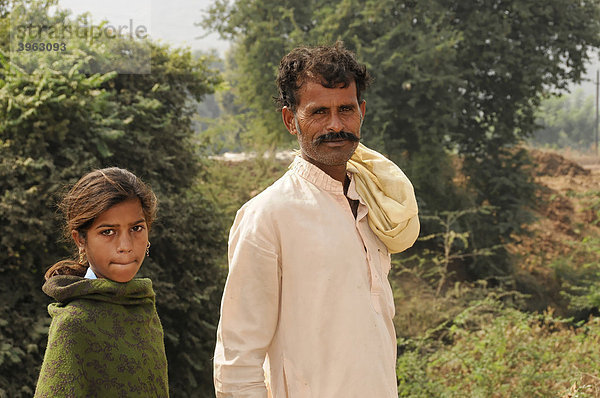 Inder  Vater mit Tochter  bei Kota  Rajasthan  Nordindien  Asien