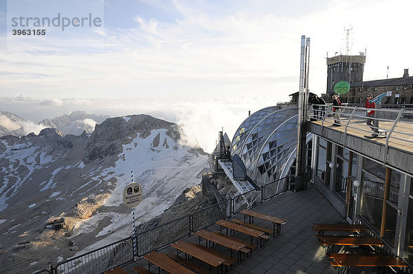 Biergarten am Gipfel  Zugspitze  2962 m  höchster Berg Deutschlands  Bayern-Tirol  Deutschland  Europa