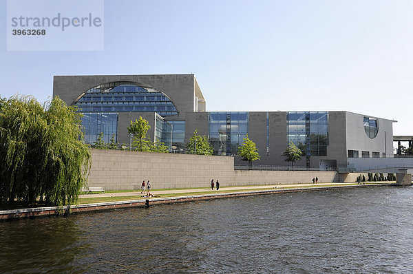 Bundeskanzleramt von der Spreeseite  Bundeshauptstadt  Berlin  Deutschland  Europa