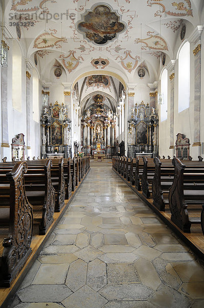 Innenansicht mit Altar  St. Franziskus  Franziskanerkirche  erbaut im 13. Jahrhundert  Schwäbisch Gmünd  Baden-Württemberg  Deutschland  Europa