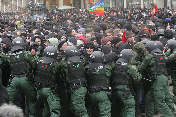 Teilnehmer einer linken Demonstration sorgten für Ausschreitungen anlässlich des Gedenkmarsches zum 13. Februar in Dresden  Sachsen  Deutschland