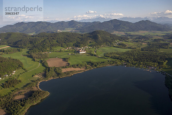 Längsee mit dem Stift St. Georgen  Kärnten  Österreich  Europa