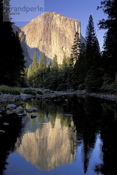 Merced River Fluss und El Capitain Berg  Yosemite Nationalpark  USA