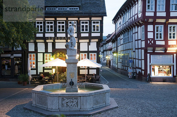 Marktplatz mit Brunnen bei Dämmerung  Einbeck  Niedersachsen  Deutschland