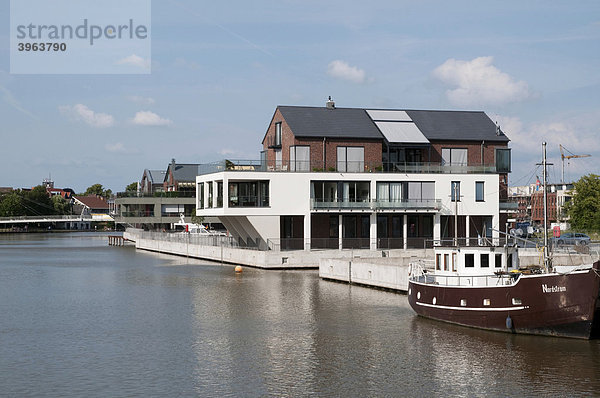 Modernes Wohnhaus am Wasser  Stadt Leer  Ostfriesland  Niedersachsen  Deutschland