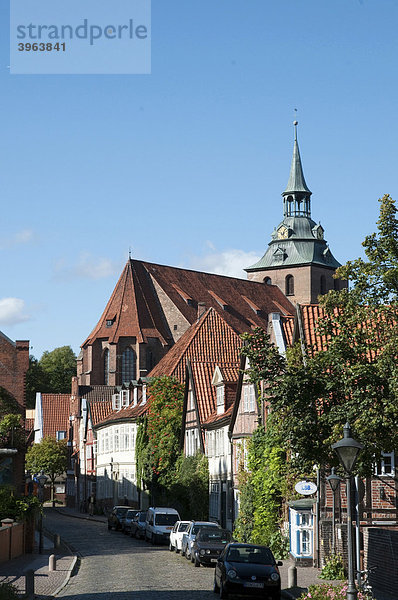 Häuser in der Altstadtgasse Auf dem Meere mit St. Michaelis  Altstadt  Lüneburg  Niedersachsen  Deutschland