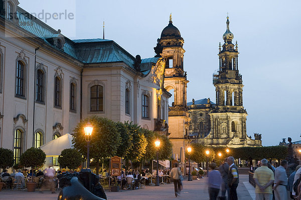 Brühlsche Terrasse bei Dämmerung  Sekundogenitur und Kathedrale  Hofkirche  Dresden  Sachsen  Deutschland