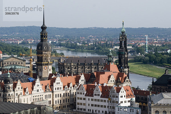 Blick auf Residenzschloss und Kathedrale  Hofkirche  und Elbe  Dresden  Sachsen  Deutschland