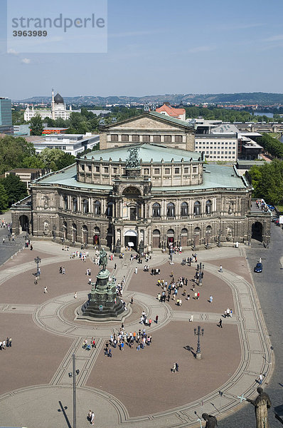 Blick vom Schloss auf Theaterplatz  Semperoper  Dresden  Sachsen  Deutschland