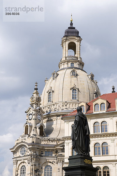 Altstadt  Neumarkt  Standbild des Königs Friedrich August II. von Sachsen  von Ernst Julius Hähnel  Frauenkirche  Dresden  Sachsen  Deutschland