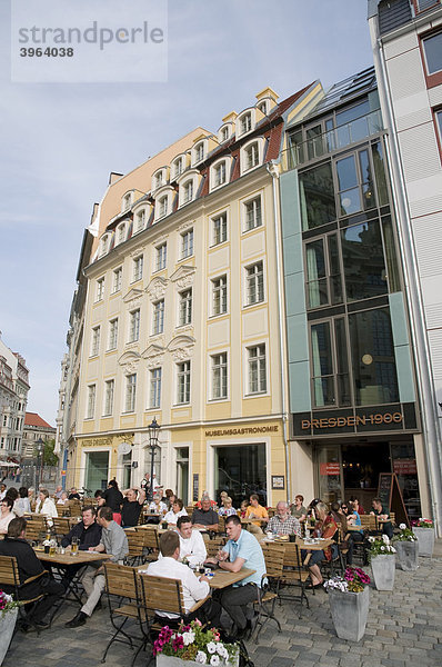 Altstadt  Straßencafe am Neumarkt  Dresden  Sachsen  Deutschland