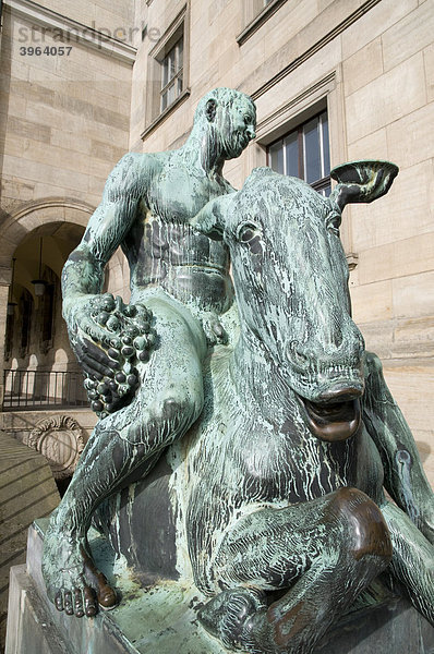 Bronzeskulptur Bacchus auf einem trunkenen Esel reitend von Georg Wrba vor dem Neuen Rathaus  Dresden  Sachsen  Deutschland