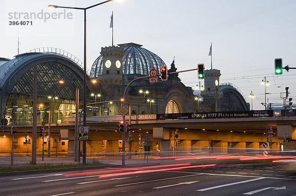 Hauptbahnhof bei Dämmerung  Dresden  Sachsen  Deutschland