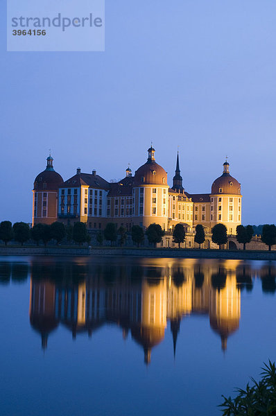 Wasserschloss Schloss Moritzburg mit Schlossteich  Dämmerung  Dresden  Sachsen  Deutschland