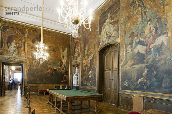 Schloss Moritzburg innen  Billardsaal mit Ledertapete  Dresden  Sachsen  Deutschland