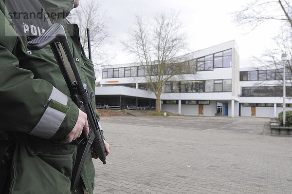 Amoklauf in Winnenden  Albertville Realschule  Polizist mit Waffe  Winnenden  Baden-Württemberg  Deutschland  Europa
