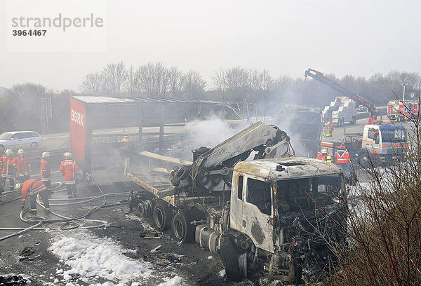 Feuerwehrleute bei Löscharbeiten an zwei LKWs nach Unfall auf der A 81 zwischen AS Zuffenhausen und Feuerbach  Korntal-Münchingen  Baden-Württemberg  Deutschland  Europa