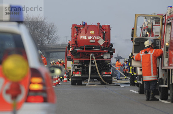 Tankfahrzeug der Feuerwehr zur Löschwasserversorgung auf der Autobahn nach Unfall auf der A 81 zwischen AS Zuffenhausen und Feuerbach  Korntal-Münchingen  Baden-Württemberg  Deutschland  Europa