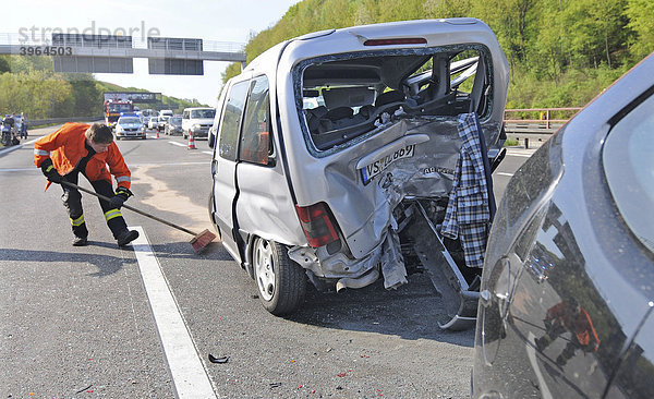 Verkehrsunfall mit 6 beteiligten Fahrzeugen  Vollsperrung der A 8 kurz vor dem Dreieck Leonberg  Baden-Württemberg  Deutschland  Europa