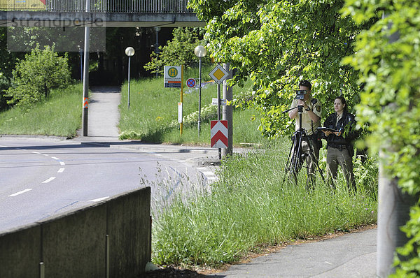 Polizeibeamte führen Geschwindigkeitsmessung mit einer Laserpistole  RIEGEL FG21-P  durch  Stuttgart  Baden-Württemberg  Deutschland  Europa