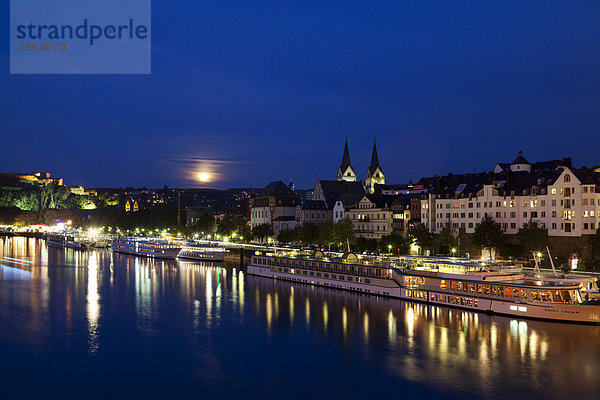 Sightseeing  Kreuzfahrtschiffe auf dem Fluss  Koblenz bei Nacht Rheinland-Pfalz  Deutschland  Europa
