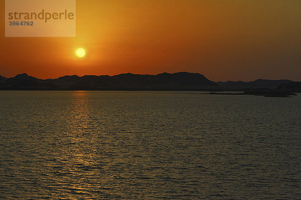 Sonnenuntergang über dem Nasser-Stausee  Nubien  Ägypten  Afrika