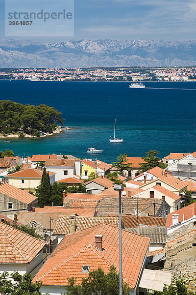 Blick auf Preko  gegenüber die Stadt Zadar  Insel Ugljan  Zadar  Dalmatien  Kroatien  Europa