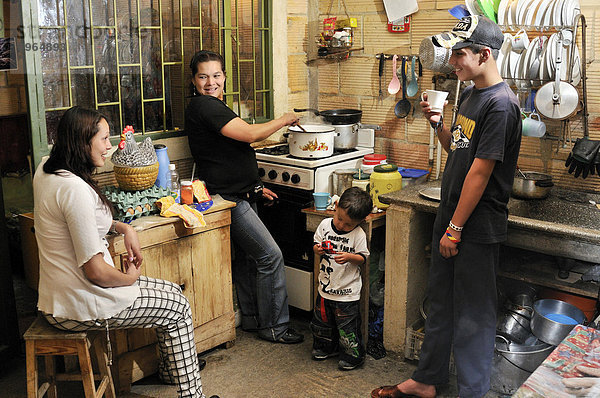 Familie in einfacher Küche  Armenviertel Uzme  Soacha  Bogota  Kolumbien