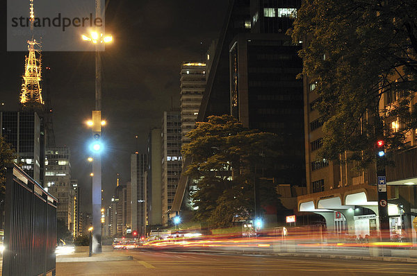 Verkehr auf der Avenida Paulista bei Nacht  Sao Paulo  Brasilien  Südamerika