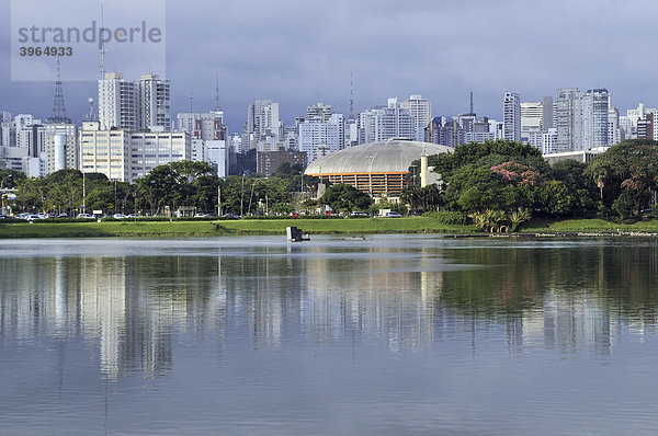 Blick vom Park Parque de Ibirapuera auf die Hochhäuser der Zona Sul und die Sporthalle Ginasio do Ibrapuera des Architekten Oscar Niemeyer  Sao Paulo  Brasilien  Südamerika