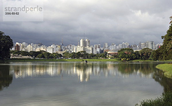 Blick vom Park Parque de Ibirapuera auf die Hochhäuser der Zona Sul  Sao Paulo  Brasilien  Südamerika