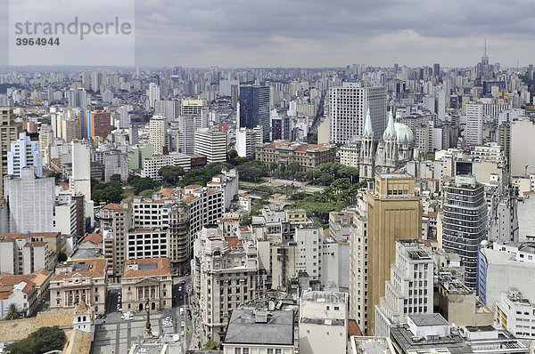 Luftaufnahme  Blick auf Kathedrale Cathedral da SÈ und Platz Praca da SÈ  Sao Paulo  Brasilien  Südamerika