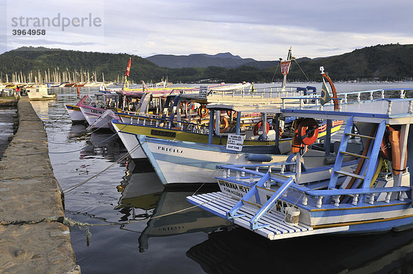 Fischerboote am Pier  Parati  Paraty  Rio de Janeiro  Brasilien  Südamerika