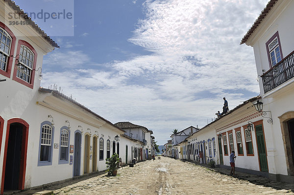 Straßenzug in der barocken Altstadt von Parati  Paraty  Rio de Janeiro  Brasilien  Südamerika