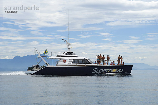 Motorboot mit Touristen in der Bucht von Parati  Paraty  Rio de Janeiro  Brasilien  Südamerika