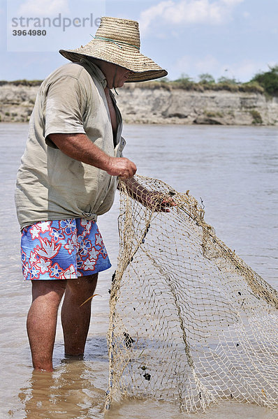 Fischer mit Netz am Rio Magdalena  La Dorada  Caldas  Kolumbien  Südamerika
