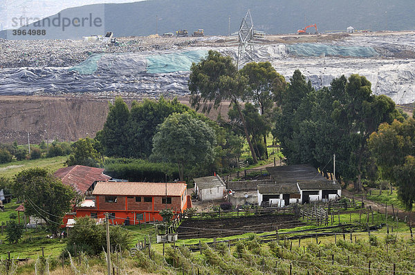 Müllhalde Relleno Sanitario Dona Juana hinter einem Bauernhof  Umweltverschmutzung  Bogota  Kolumbien  Südamerika