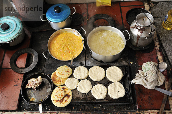 Zubereitung einer einfachen  traditionellen Speise  Bogota  Kolumbien  Südamerika