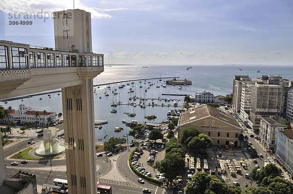 Blick auf die Unterstadt Cidade Baixa und Aufzug Elevador Lacerda  Salvador  Bahia  UNESCO-Welterbe  Brasilien  Südamerika