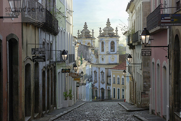 Blick auf den Platz Largo do Pelourinho und Kirche Igreja do Ros·rio dos Pretos  Salvador  Bahia  UNESCO-Welterbe  Brasilien  Südamerika