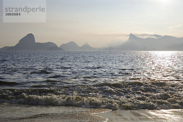 Blick auf den Zuckerhut und den Berg Corcovado  Niteroi  Rio de Janeiro  Brasilien  Südamerika